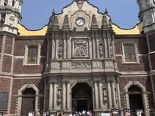 Visitante con equipo de aventura